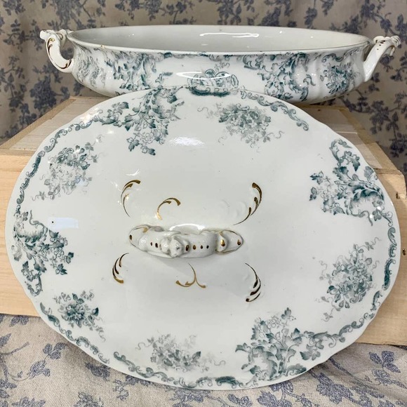 Antique Covered Dish Adelaide by W. M. Co. Willets - Picture 1 of 8